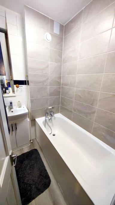 Central London Spacious Flat With 2 To 3 Bedrooms Экстерьер фото